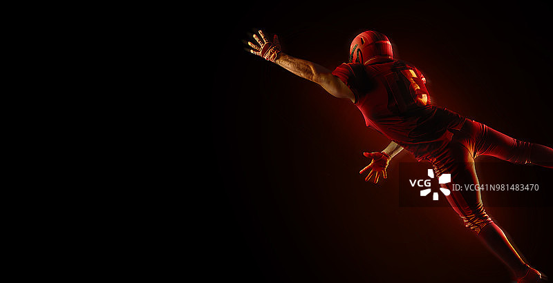 深红色背景上的美式橄榄球运动员图片素材