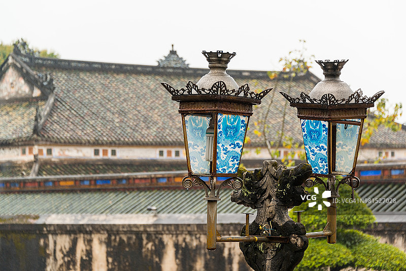 越南顺化皇城的老灯图片素材