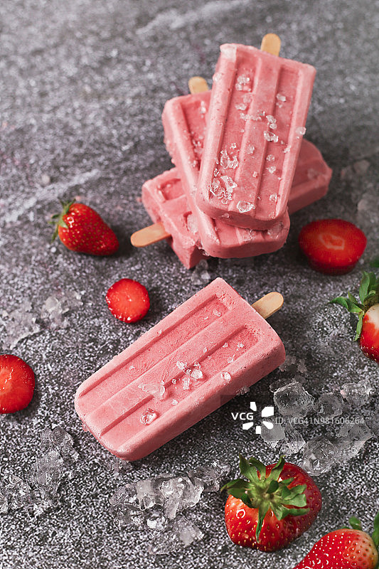 大理石上的自制草莓冰棒图片素材