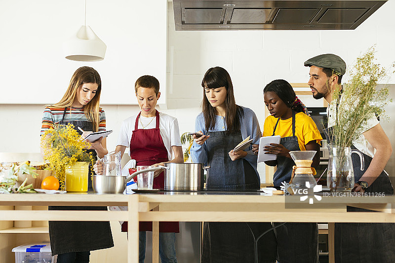 在烹饪工作室听讲师讲课的朋友图片素材