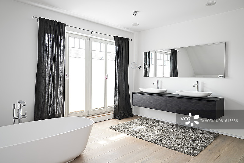 宽敞的现代浴室图片素材