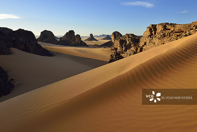 阿尔及利亚撒哈拉沙漠，塔西利国家公园，廷哈斯，廷拉斯景观图片素材