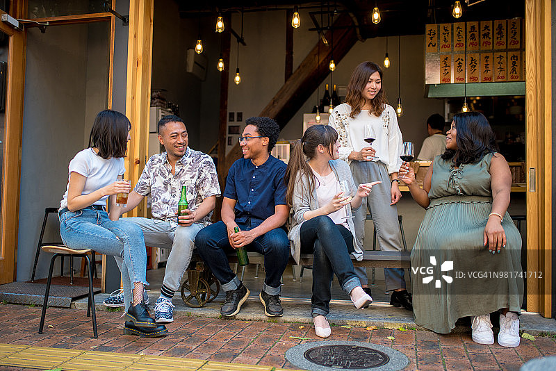 一群朋友在日式居酒屋一起喝酒图片素材
