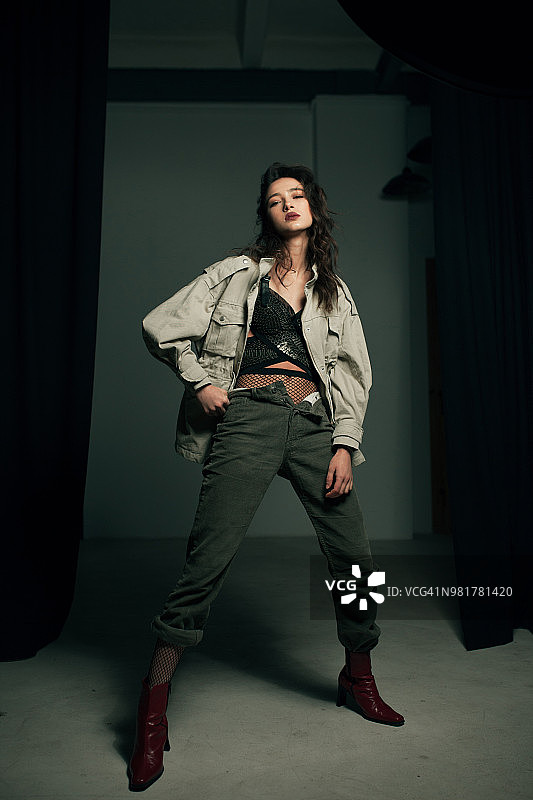 年轻女子在工作室摆姿势图片素材