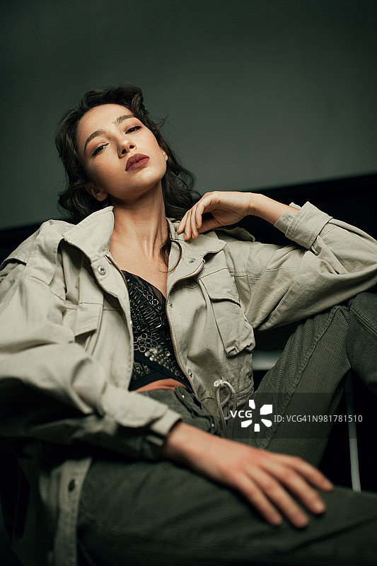 年轻女子在工作室摆姿势图片素材