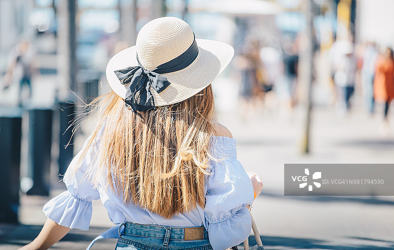 在新西兰内皮尔小镇旅行的年轻女性的背影图片素材