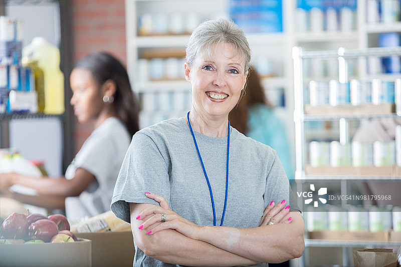 积极自信的老年妇女在食物银行做志愿者图片素材