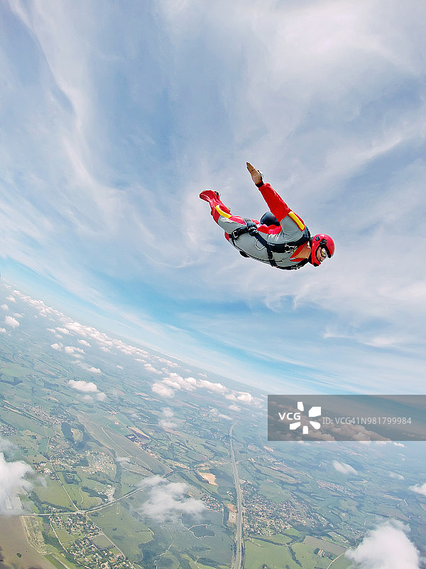 高速跳伞运动员进行跟踪图片素材