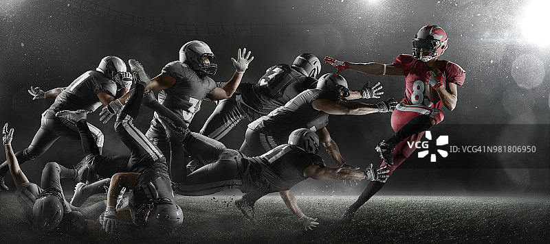 在黑暗体育场中的橄榄球运动员图片素材