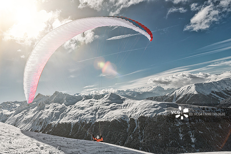 瑞士达沃斯的滑翔伞运动图片素材