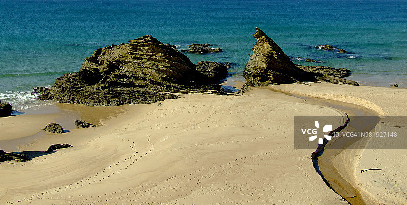 低潮时葡萄牙阿连特茹科沃港海滩的岩层图片素材
