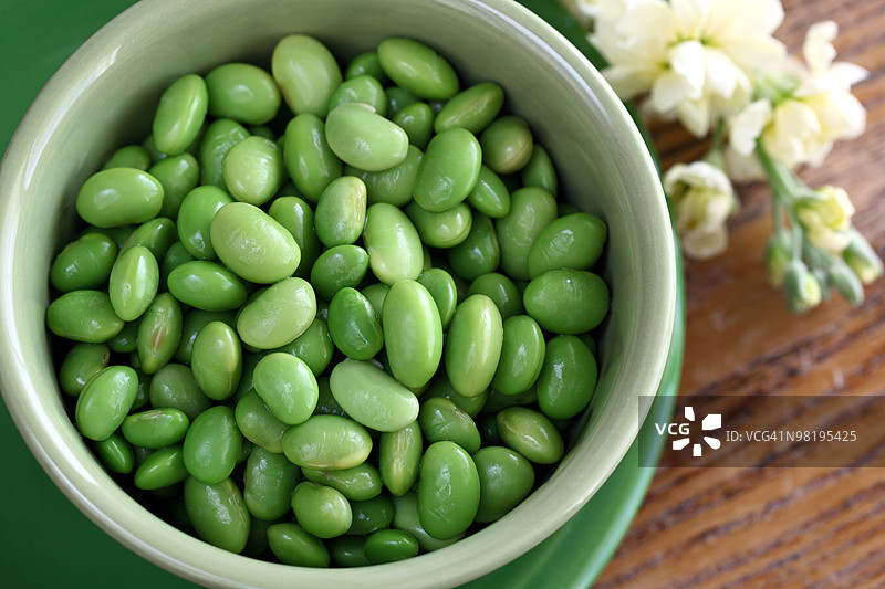 绿碗中的大豆图片素材