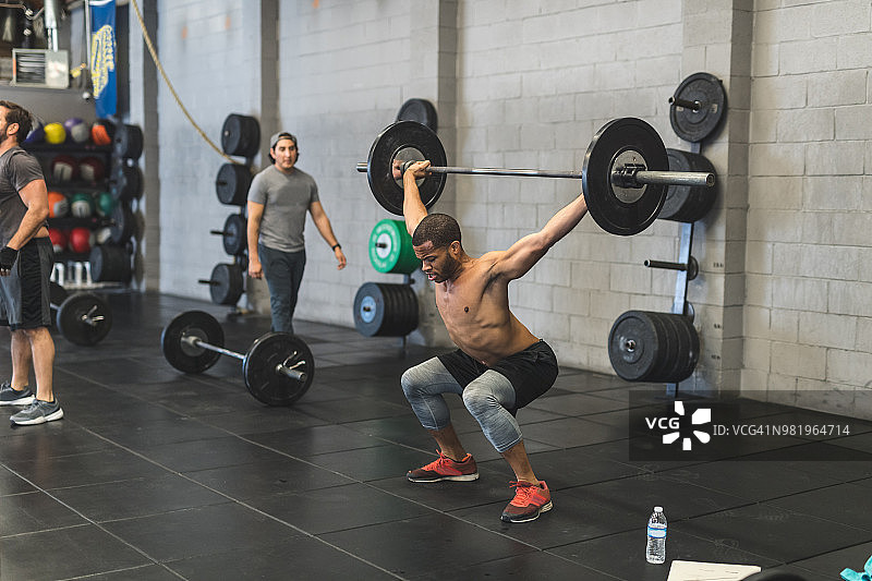 在健身房举重的男人图片素材