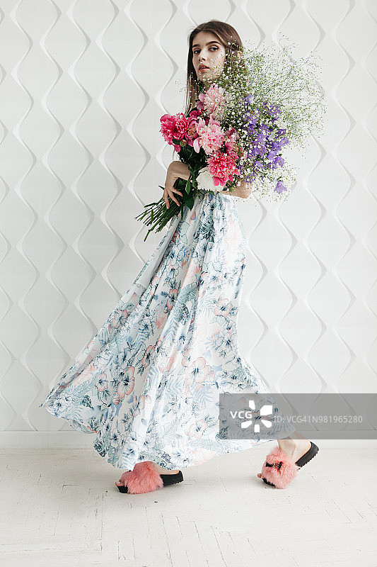 年轻女子与花束合影图片素材