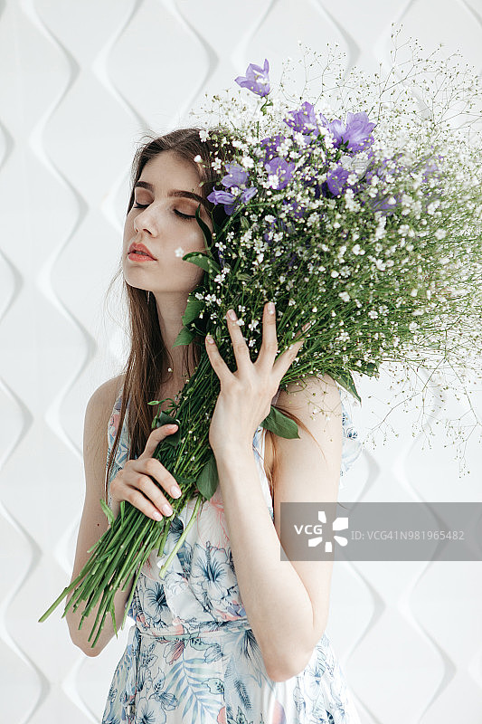 年轻女子与花束合影图片素材