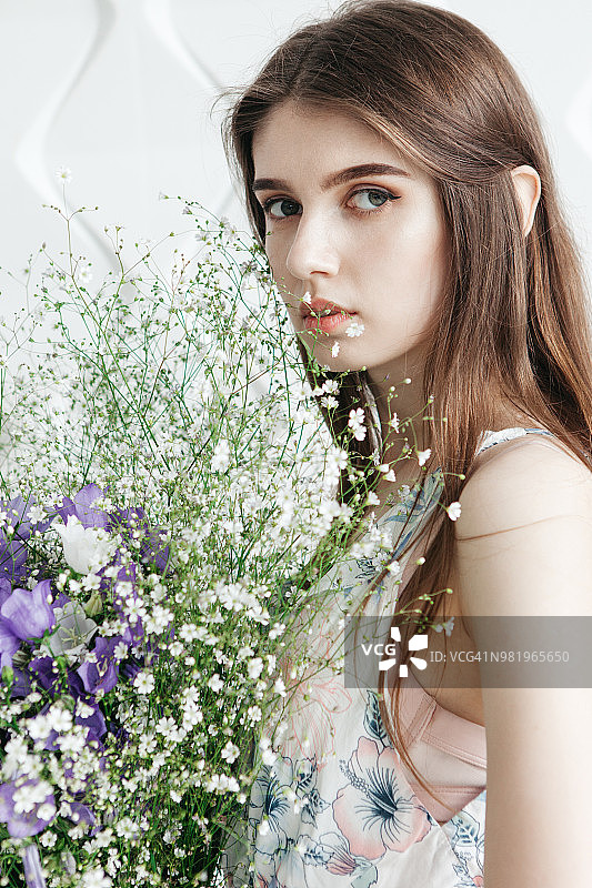 年轻女子与花束合影图片素材