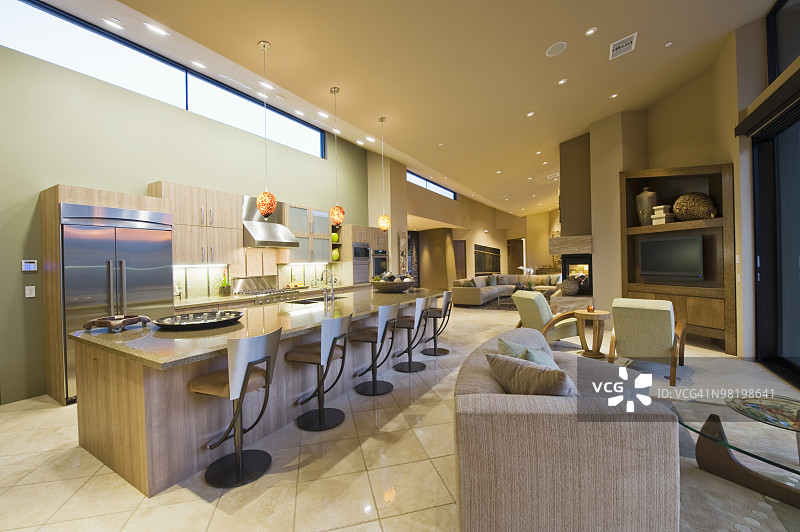 棕榈泉厨房的大理石台面工作台图片素材