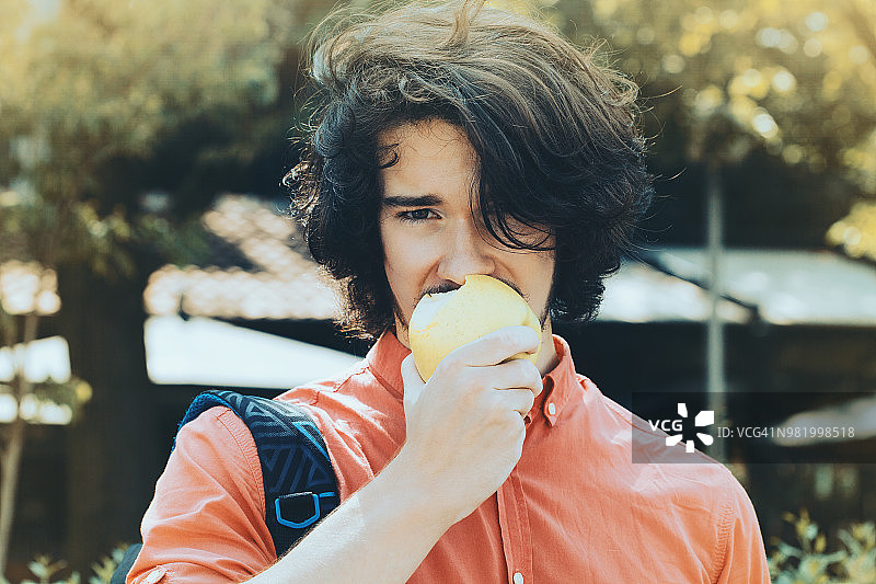吃苹果的英俊青年图片素材