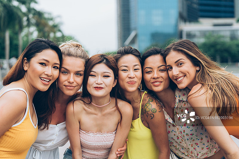 在城市里的女朋友们图片素材