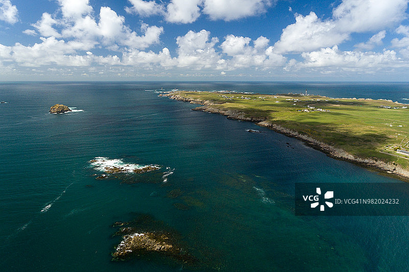 从空中俯瞰法国：韦桑岛和克雷阿克灯塔图片素材