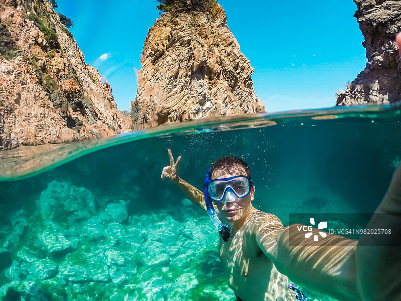 男子在布拉瓦海岸浮潜时自拍图片素材