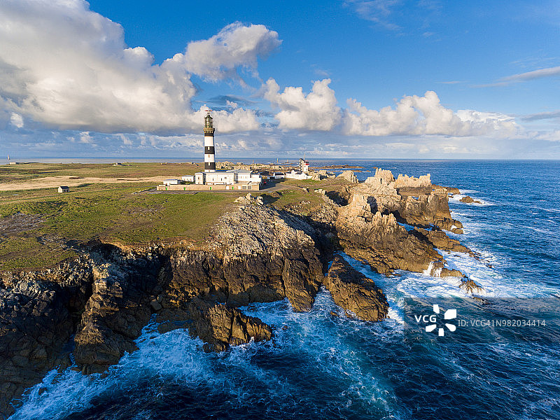 从空中俯瞰法国：韦桑岛和克雷阿克灯塔图片素材