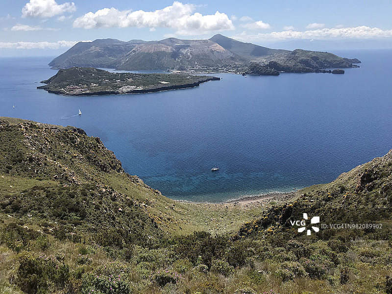 意大利埃奥利群岛，从利帕里岛看火山岛图片素材