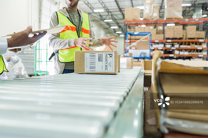 仓库经理向同事讲解图片素材