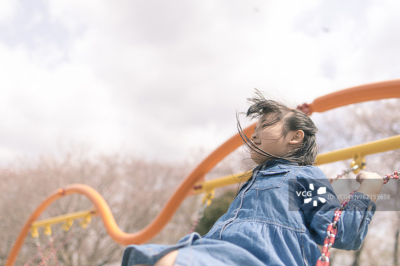 小女孩在荡秋千图片素材