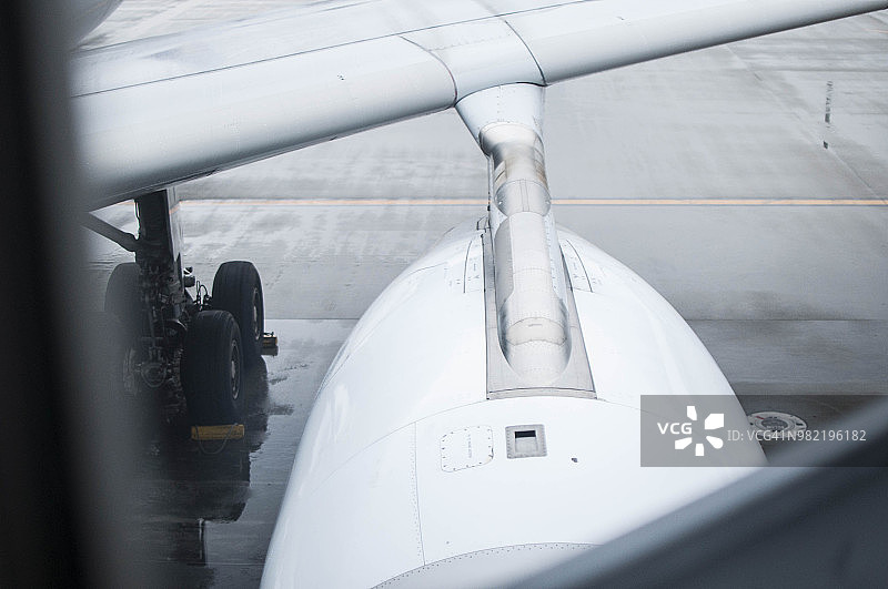 商用飞机机翼特写图片素材