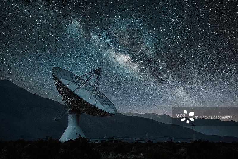 星空下的射电望远镜天文台图片素材