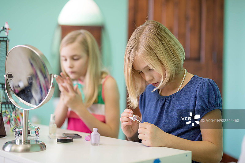 小学生年龄的女孩一起化妆图片素材