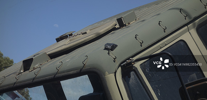 希腊：正在维修的北约军用卡车图片素材