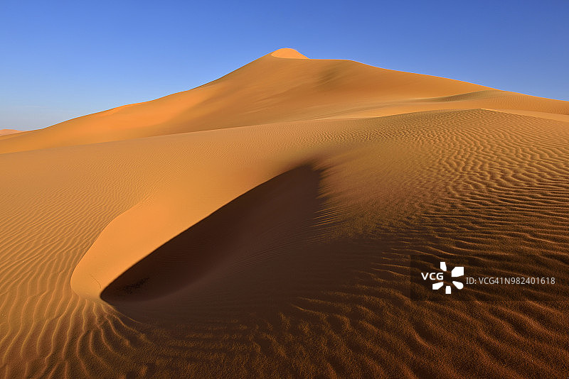 非洲阿尔及利亚伊利齐省撒哈拉沙漠塔西利-阿杰尔国家公园塔德拉特沙丘图片素材