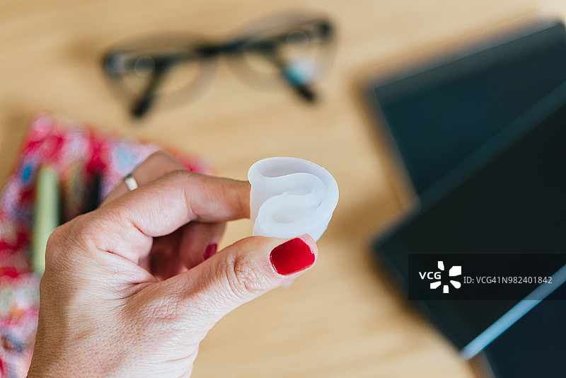 女人拿着月经杯图片素材