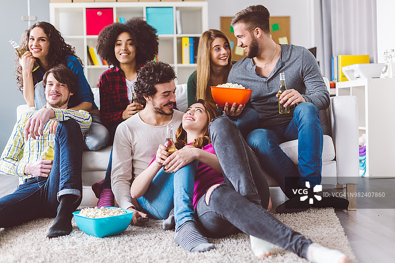 朋友们喝啤酒看电影图片素材