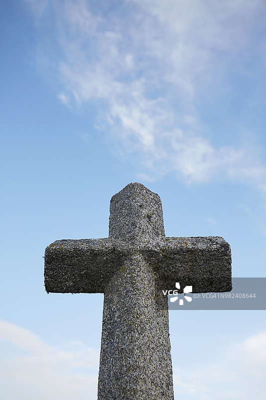 天空下的石头十字架图片素材