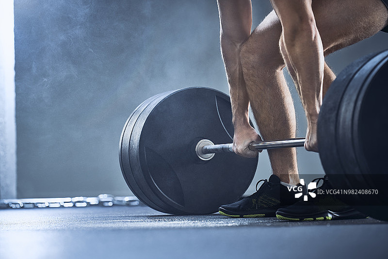 男人在健身房做硬拉运动的特写图片素材