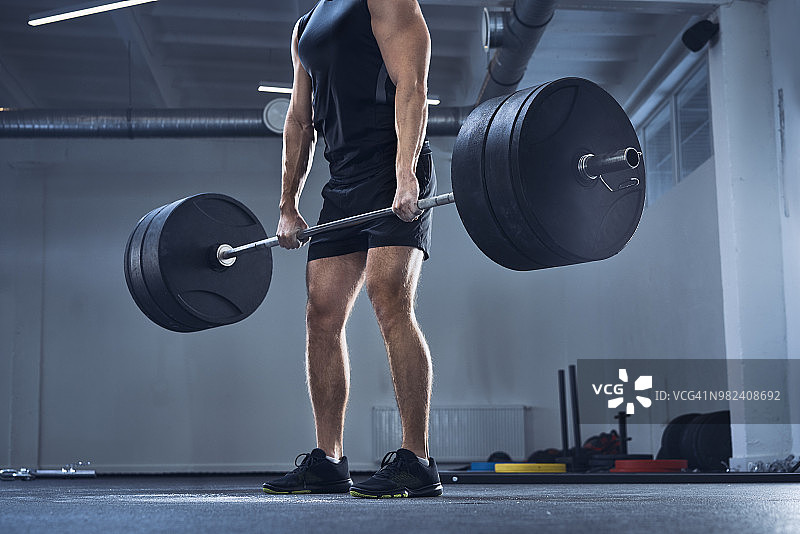 健壮男子在健身房做硬拉训练图片素材