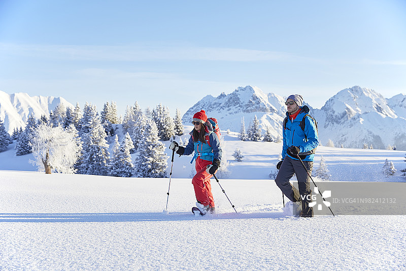 奥地利蒂罗尔，情侣雪鞋健行图片素材