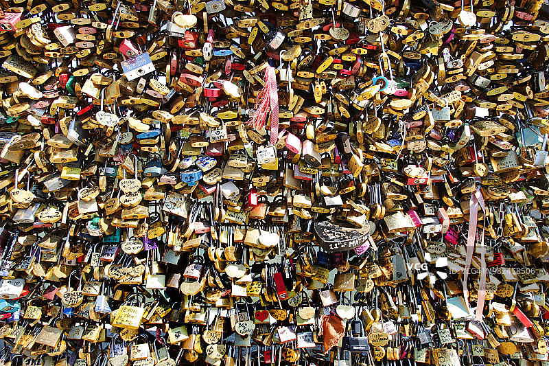 巴黎新桥的爱情锁图片素材