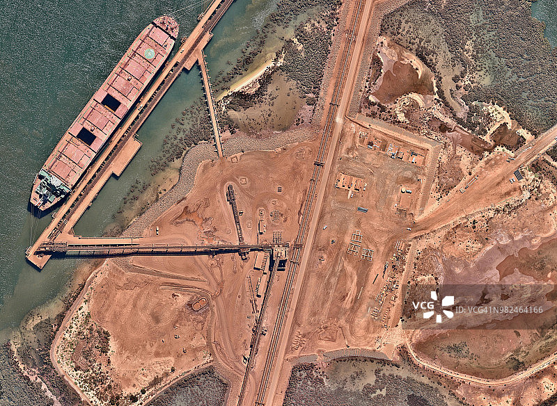 铁矿石设施与船只图片素材