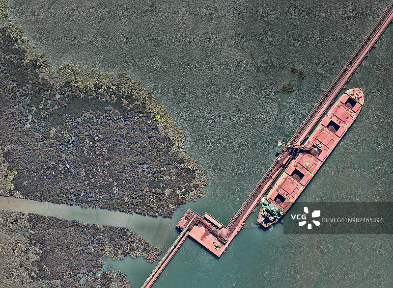 铁矿石设施与船只图片素材