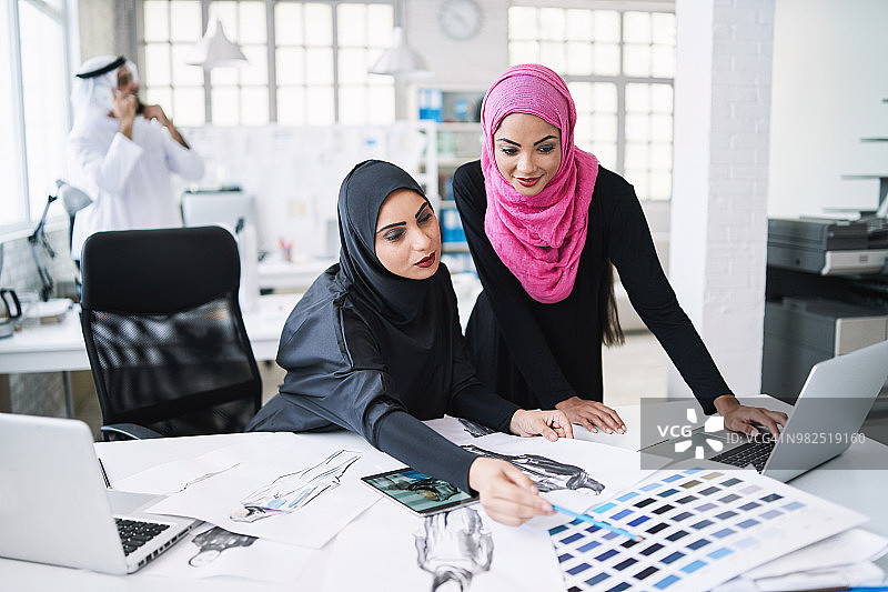 女同事讨论颜色样本图片素材