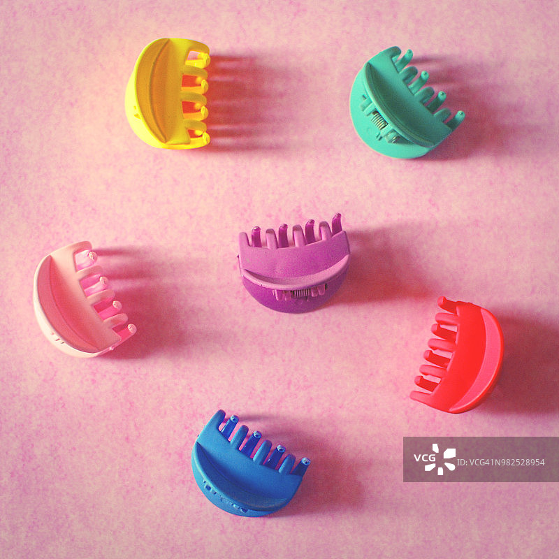 粉色背景上的发饰图片素材