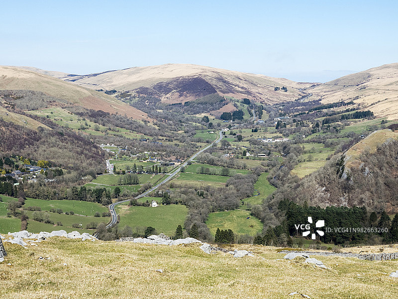 从克里巴斯望向斯旺西谷的景色：英国南威尔士布雷肯比肯斯国家公园黑山区图片素材
