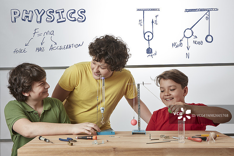 三个孩子在做物理实验图片素材
