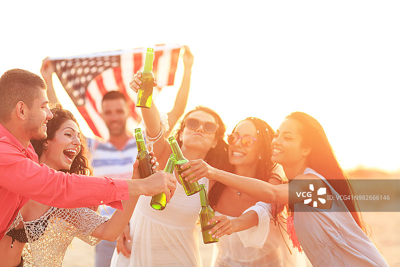 在海滩上欢庆的朋友们图片素材