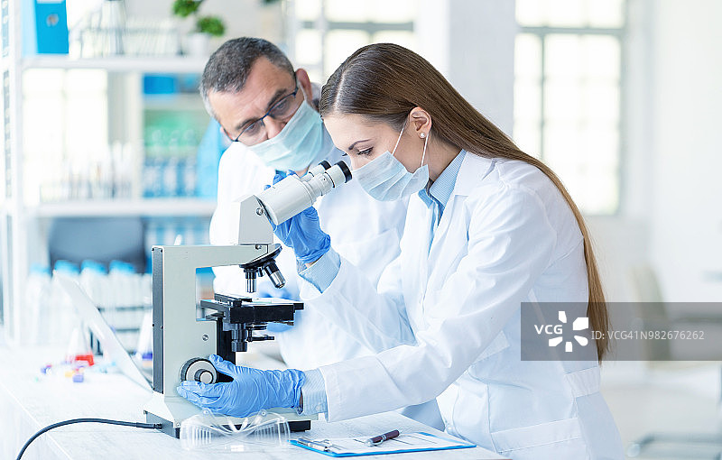 实验室里的科学家情侣图片素材