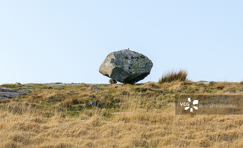 Cefn Mawr附近的石灰岩巨石。图片来自英国南威尔士布雷肯比肯斯国家公园的黑山地区，四月图片素材
